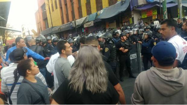 Policías agreden a reportero mientras transmitía en vivo el operativo de Meave