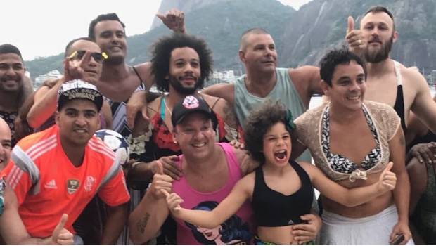 Marcelo se divierte en las playas de Brasil…¡en vestido!. Noticias en tiempo real