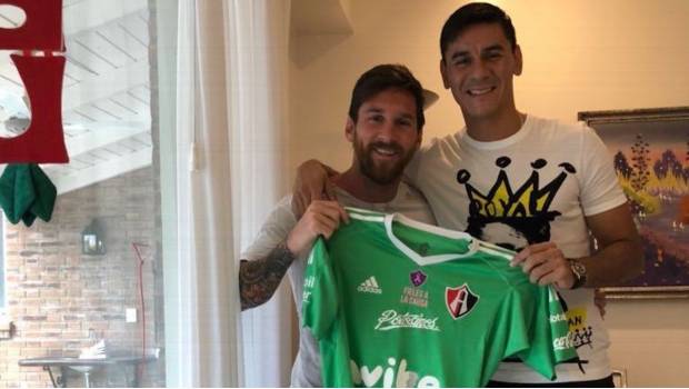 Lionel Messi despidió el 2017 posando con la playera ¡del Atlas!. Noticias en tiempo real
