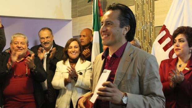 Cuitláhuac García se registra como precandidato de Morena al gobierno de Veracruz. Noticias en tiempo real
