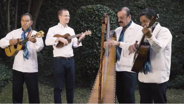 Ricardo Anaya toca 'La Bamba' con conjunto jarocho. Noticias en tiempo real