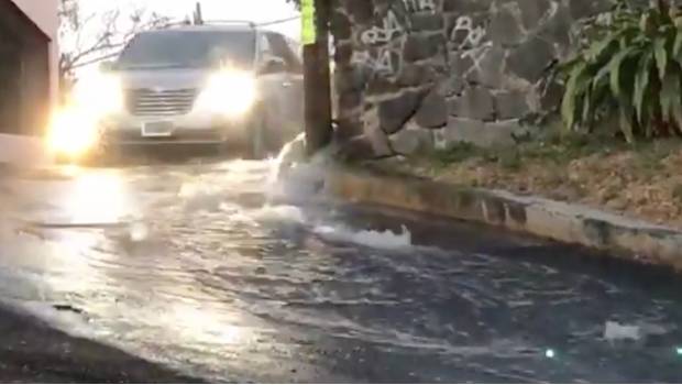 Reportan fuga de agua en Insurgentes Sur. Noticias en tiempo real