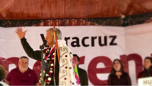 Porta AMLO capa en mitin celebrado en Huayacocotla (VIDEO). Noticias en tiempo real