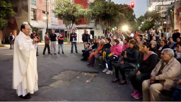 Alejandro Solalinde pide a Mancera pasar una noche con damnificados por sismo. Noticias en tiempo real