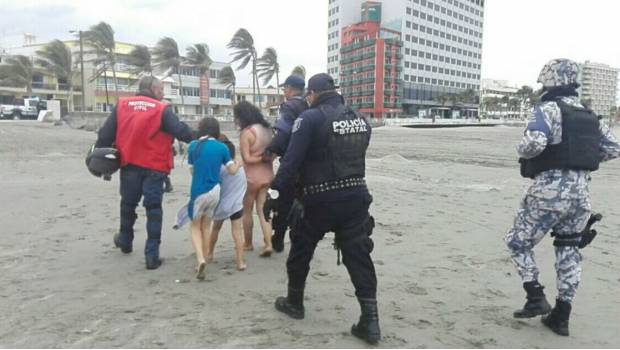 Detienen a mujer por intentar ahogar a sus hijos en playa de Veracruz. Noticias en tiempo real