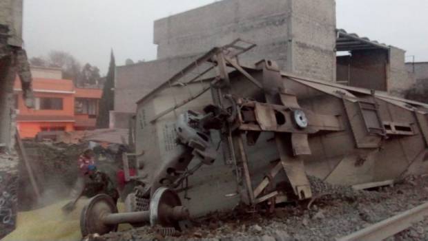 Descarrila vagón de tren en Ecatepec y cae sobre 2 casas; al menos 5 muertos. Noticias en tiempo real