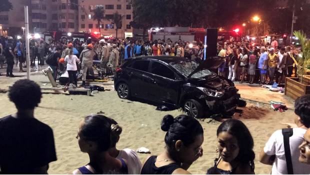 Un auto atropelló a 15 personas en Copacabana Un auto atropelló a 15 personas en Copacabana