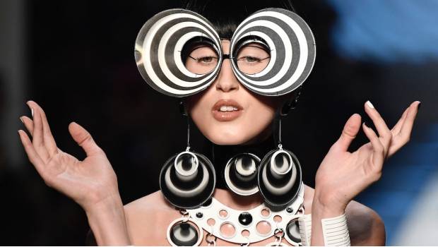 Gaultier homenajea a Pierre Cardin, ícono de la alta costura, en la semana de la moda de París. Noticias en tiempo real