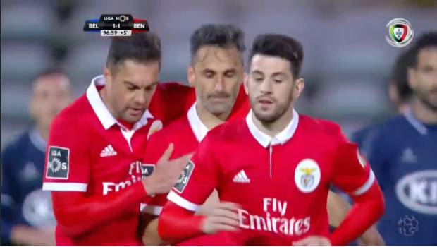 Raúl Jiménez participa en empate de Benfica