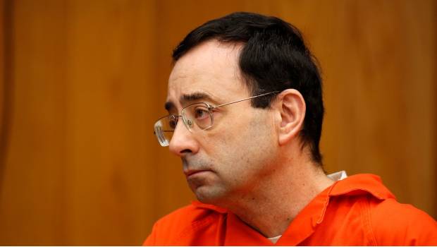 Padre furioso intentó golpear a médico violador Nassar en tribunal — EEUU