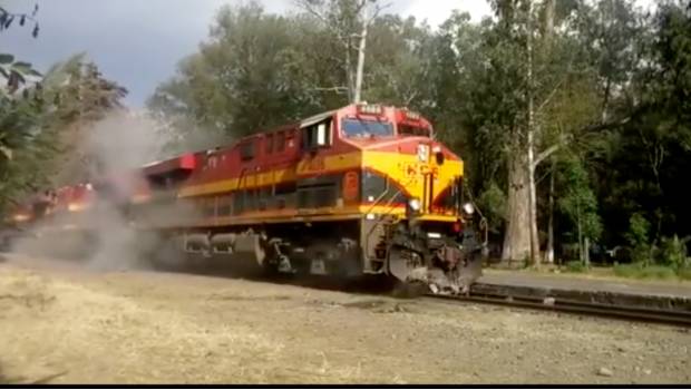Tren se lleva bloqueo de la CNTE en Pátzcuaro (VIDEO). Noticias en tiempo real