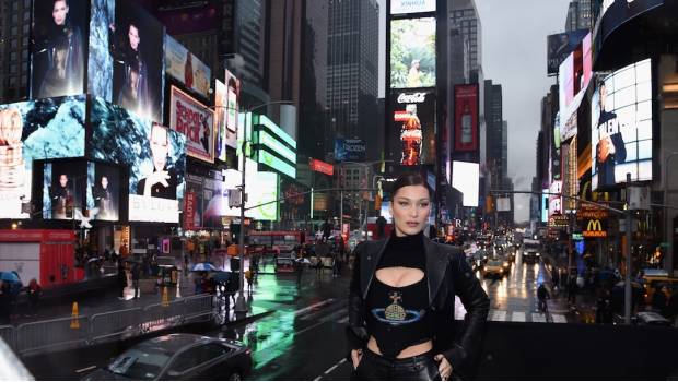 Bella Hadid protagoniza la nueva campaña de Bulgari en Times Square. Noticias en tiempo real