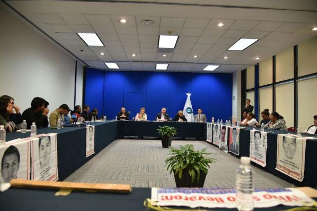 Se reúnen padres de los 43 normalistas con consejeros