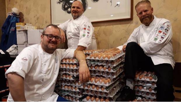 Error de traducción provoca que equipo olímpico noruego reciba 15 mil huevos. Noticias en tiempo real