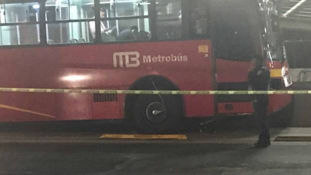 Difunden video de momento en que Metrobús arrolla a ciclista en Insurgentes Sur. Noticias en tiempo real