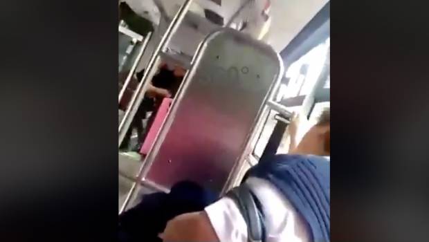 VIDEO: Pasajeros golpean a sujeto que intentó asaltar a mujer dentro del Metrobús. Noticias en tiempo real