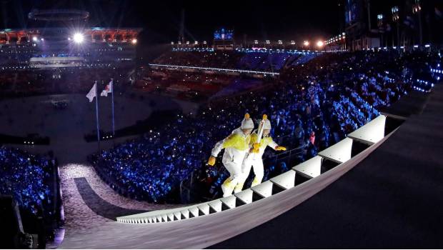 Atletas de las dos Coreas llevan de la mano la antorcha olímpica. Noticias en tiempo real