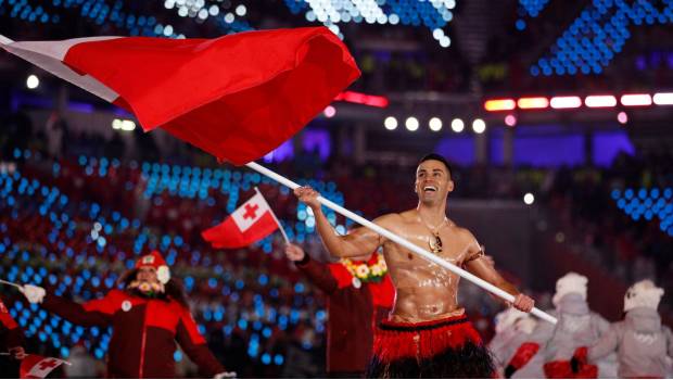 Abanderado de Tonga desfila sin camisa a -5 grados en los Olímpicos de Invierno. Noticias en tiempo real