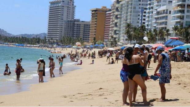 Rescatan a turistas de la CDMX que fueron arrastrados por el mar en Acapulco. Noticias en tiempo real