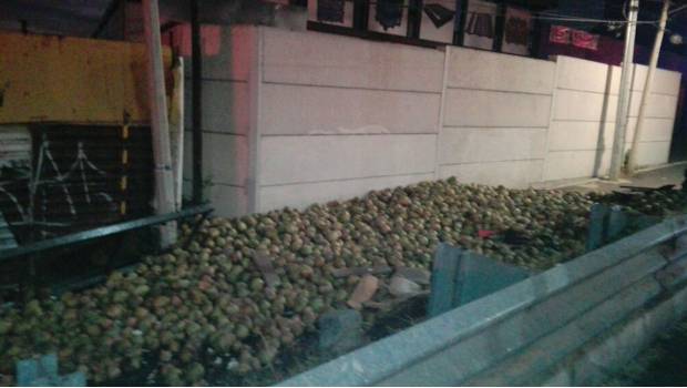 Torton con cocos vuelca en la México-Cuernavaca. Noticias en tiempo real