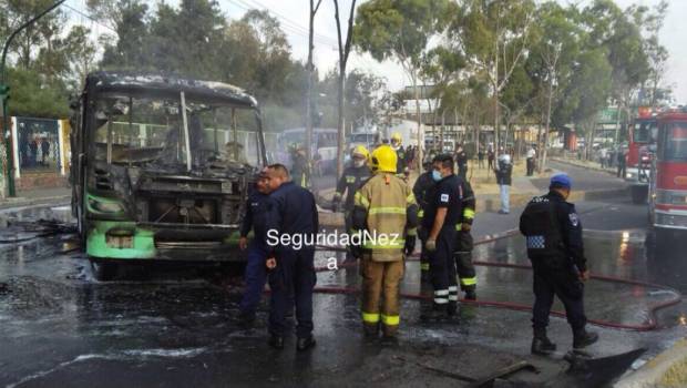 VIDEO: Se incendia camión de pasajeros en Nezahualcóyotl. Noticias en tiempo real