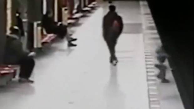VIDEO: Espeluznante rescate de niño de 2 años que cayó a vías del metro. Noticias en tiempo real