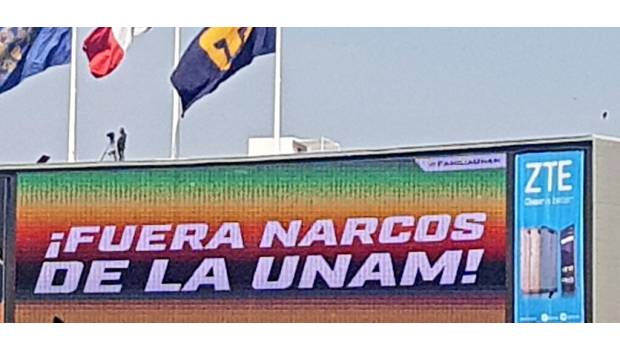 ¡Fuera narcos de la UNAM! El mensaje que se proyectó durante el Pumas vs. Chivas. Noticias en tiempo real