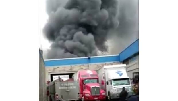 Reportan fuerte incendio en Los Reyes La Paz. Noticias en tiempo real