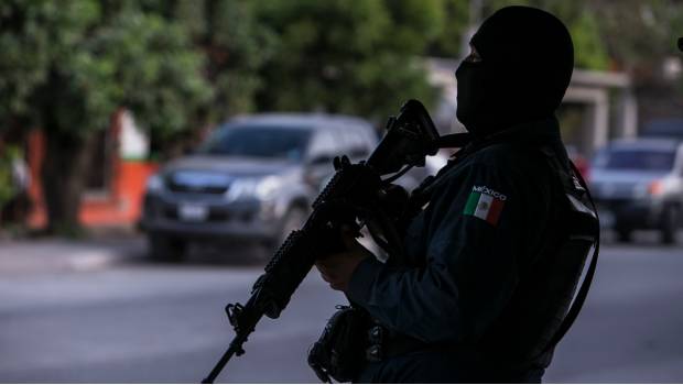 VIDEO: Policías de Los Mochis disparan al aire en sepelio de comandante. Noticias en tiempo real