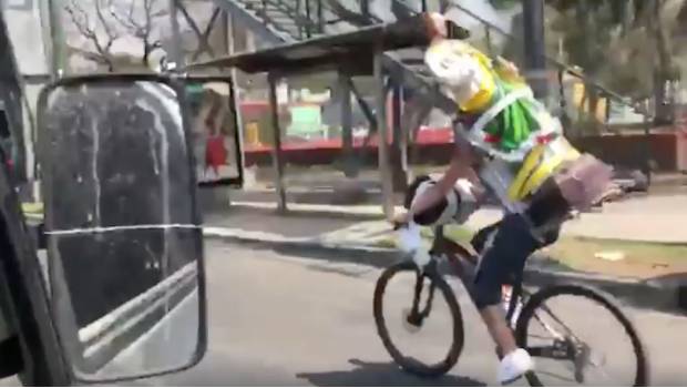 Ciclista lleva un enorme “San Judas” y choca contra auto (VIDEO). Noticias en tiempo real