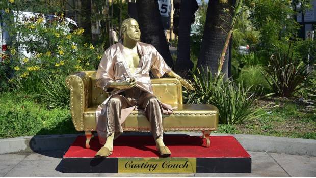 Instauran "El monstruo del sofá", la escultura contra el acoso de Harvey Weinstein. Noticias en tiempo real