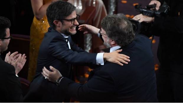 Gael García abraza a Guillermo del Toro, ganador del Oscar. Noticias en tiempo real