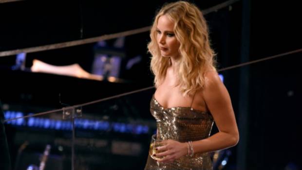 Las fotos de Jennifer Lawrence con su copa de vino se llevaron la noche de los Oscar. Noticias en tiempo real