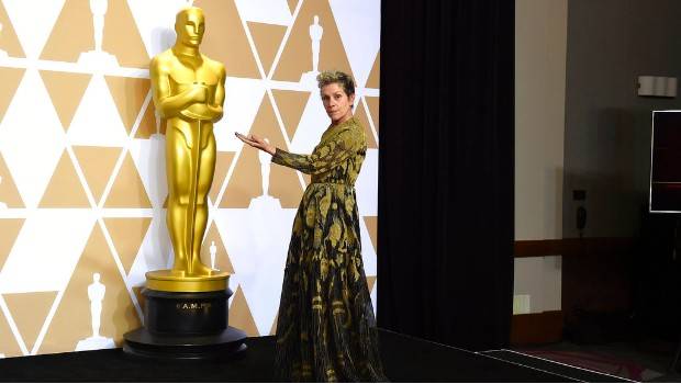Hombre intenta robar Oscar de Frances McDormand. Noticias en tiempo real