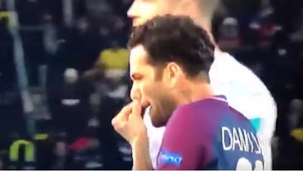 VIDEO: Captan a Dani Alves pegándole moco a Cristiano Ronaldo. Noticias en tiempo real