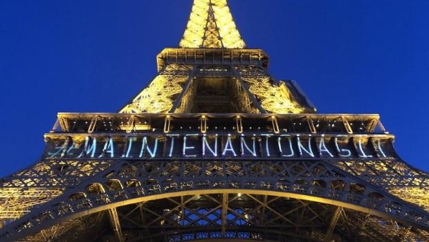 Desde Torre Eiffel envían mensaje para que mujeres no tengan que decir "Yo También". Noticias en tiempo real