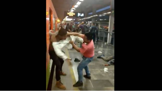Se arma pelea campal entre usuarios del Metro (VIDEO). Noticias en tiempo real