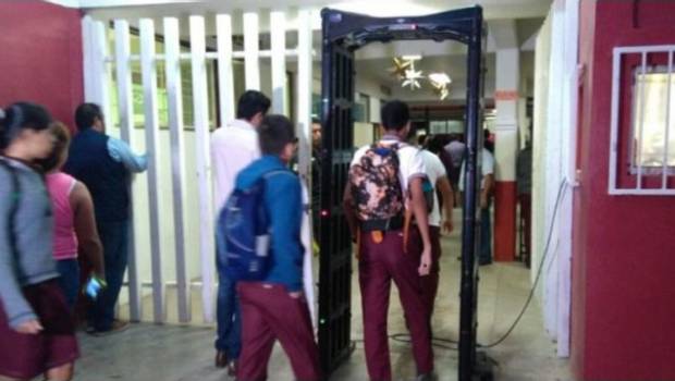 Instalan detectores de metales en escuelas de Apodaca para prevenir conductas antisociales. Noticias en tiempo real