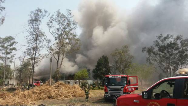 Incendio en Iztapalapa deja 8 bomberos intoxicados. Noticias en tiempo real