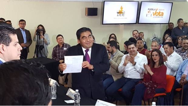 Se registra Miguel Barbosa como candidato a gobernador de Puebla. Noticias en tiempo real