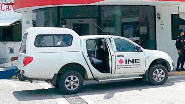 Recuperan segunda camioneta del INE robada en Apatzingán; hay cuatro detenidos