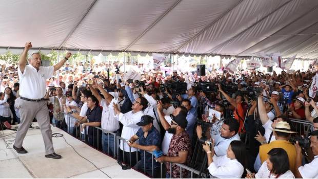 Día previo a debate, AMLO pega estampas con su hijo