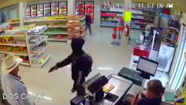 Someten a ladrón con pistola cuando iba a asaltar carnicería en NL Someten a ladrón con pistola cuando iba a asaltar carnicería en NL