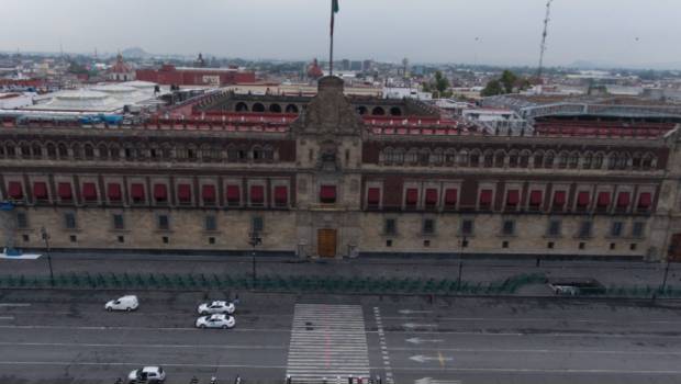 Mujer posa sensual sobre un piano en el Palacio Nacional — Lady Lencería