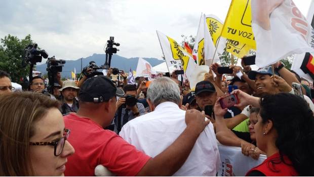 Reciben a AMLO en García con banderas del PRD. Noticias en tiempo real