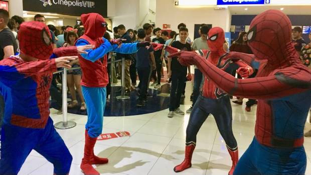 Se encuentran en Cinépolis con el mismo disfraz y recrean meme legendario de Spiderman. Noticias en tiempo real