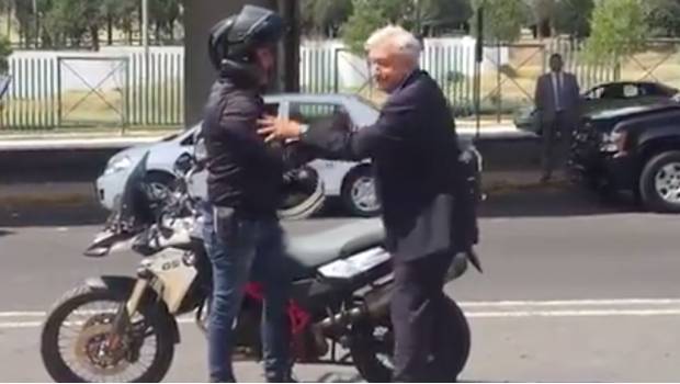 VIDEO: AMLO arriba en moto a evento de la CIRT. Noticias en tiempo real