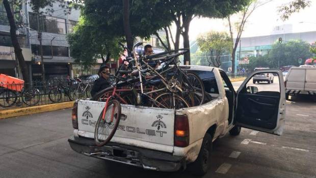 Señalan a funcionarios de la Cuauhtémoc por retirar bicicletas de paso peatonal en la Condesa. Noticias en tiempo real