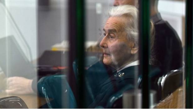 Dictan 2 años de prisión a 'abuela nazi' por negar el Holocausto. Noticias en tiempo real