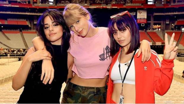 VIDEO: Taylor Swift, Camila Cabello y Charli XCX se unen en el escenario. Noticias en tiempo real